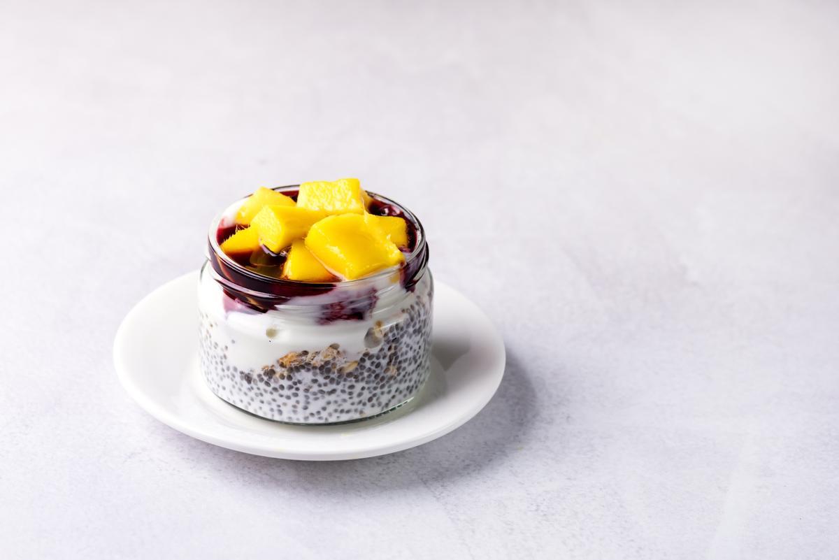 Postre de mermelada de mango combinada con pudding de chía.
