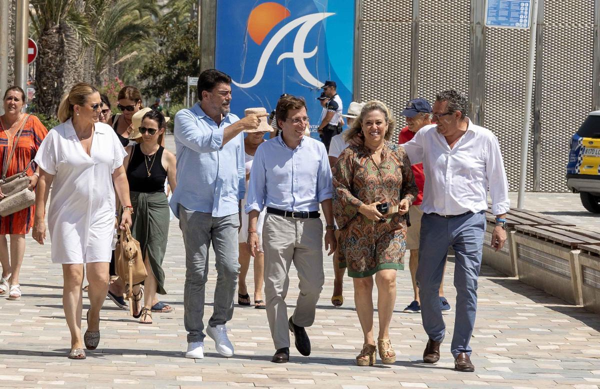 El Alcalde de Madrid Almeida hace campaña por la Playa de San Juan El Alcalde de Madrid Almeida hace campaña por la Playa de San Juan