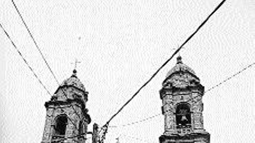 Iglesia de San Benito de Fefiñáns, con el tendido delante. / j.l. oubiña