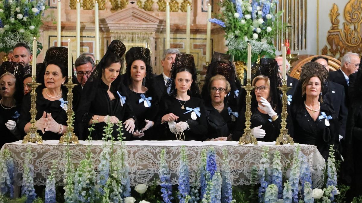 Camareras de la Real Cofradía de la Virgen del Lledó, este domingo, en el altar mayor d ela basílica.