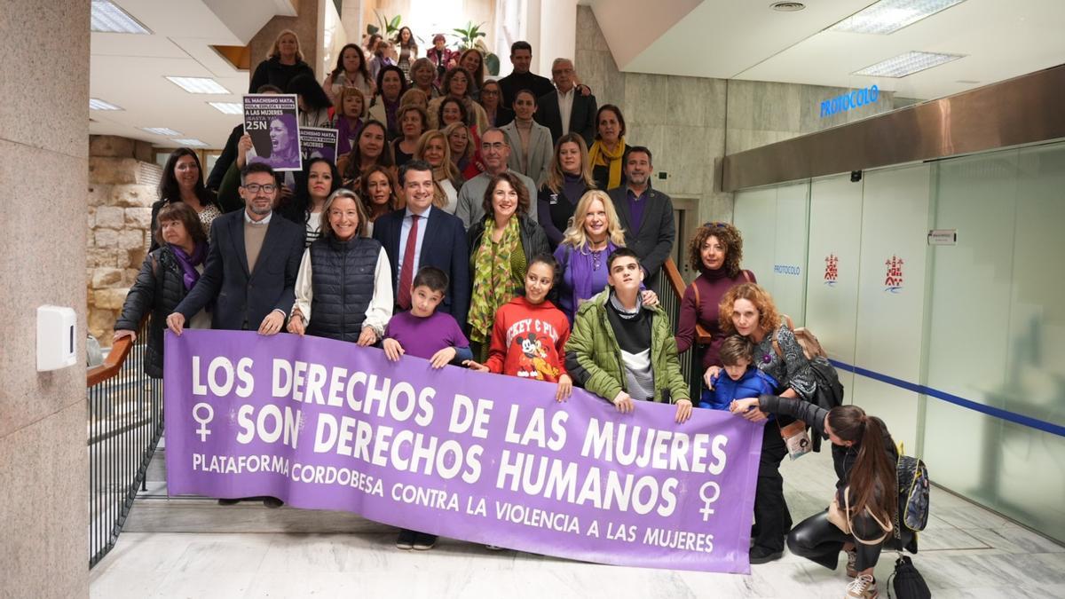 Foto de familia en el Ayuntamiento de Córdoba, tras el pleno de rechazo a la violencia machista.