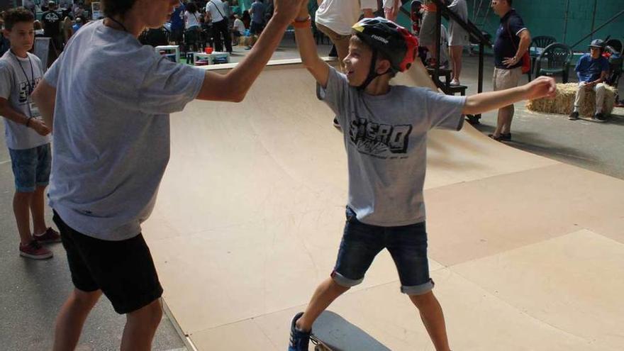 Un niño recibiendo clases de skate.