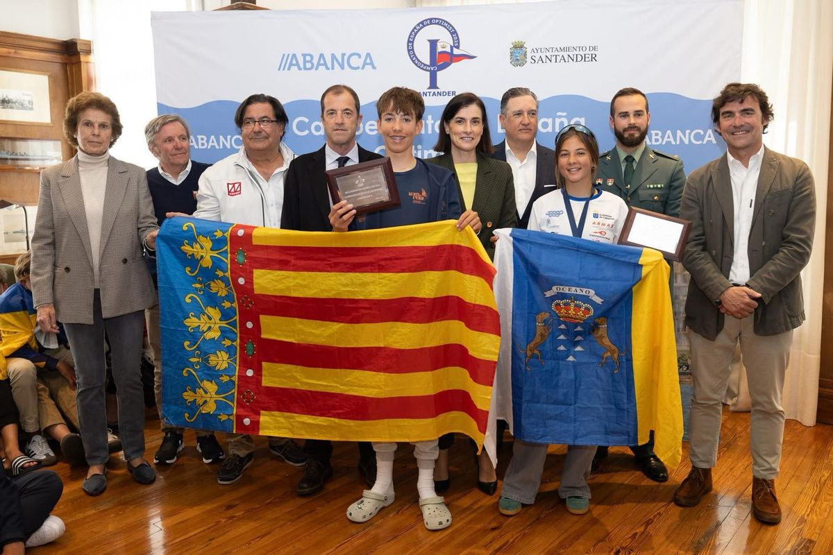 Valero posa tras la entrega de trofeos con la bandera de la Comunidad y su placa de campeón.