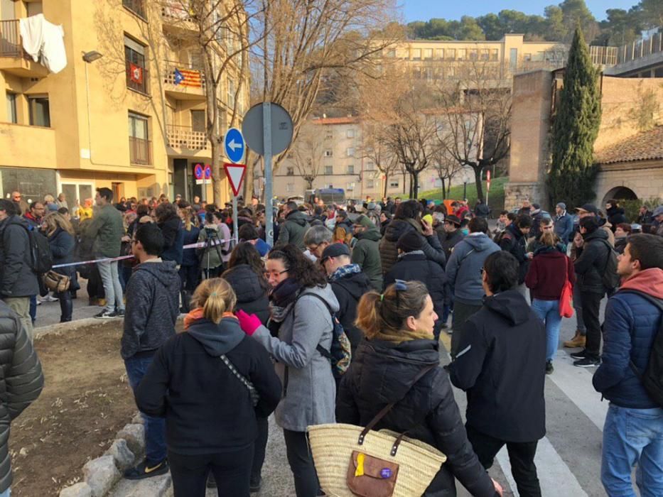 Concentració de protesta per les detencions dels alcaldes de Verges i Celrà