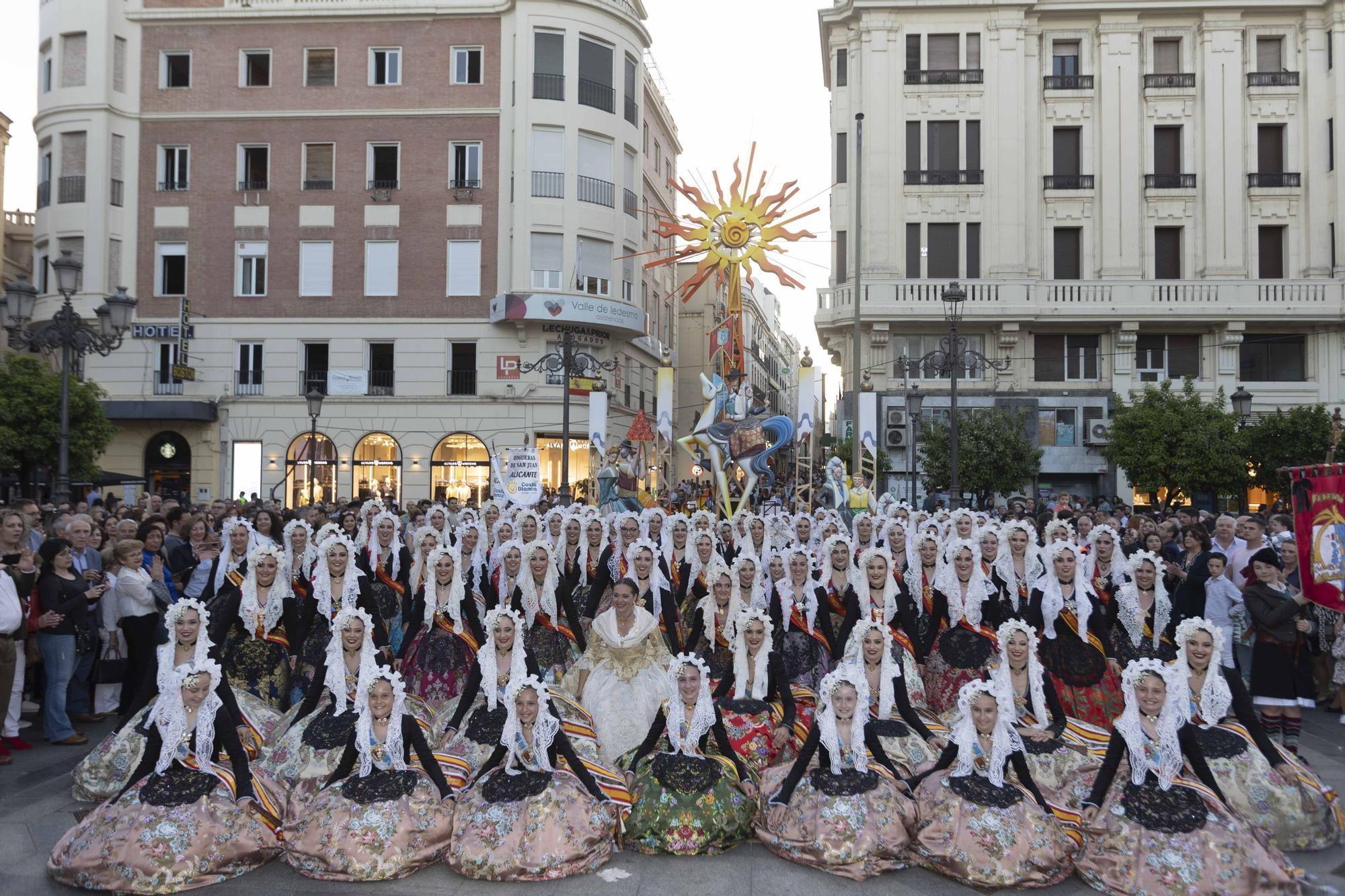 Pasacalles de las bellezas  y cremà Hogueras de Sant Joan en Córdoba