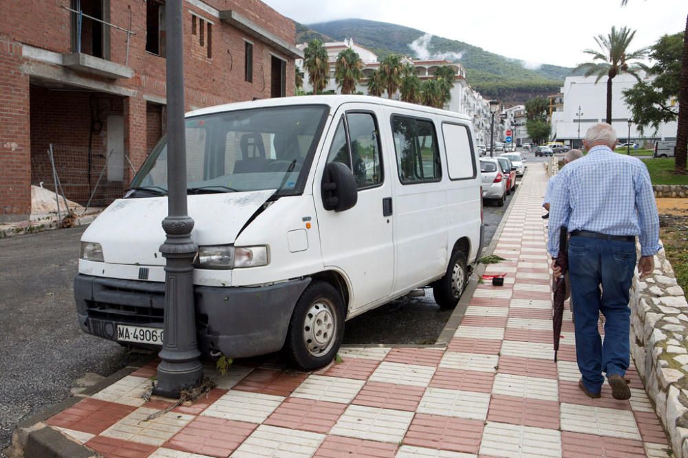 Riada arrastra coches en Alhaurín El Grande y ...