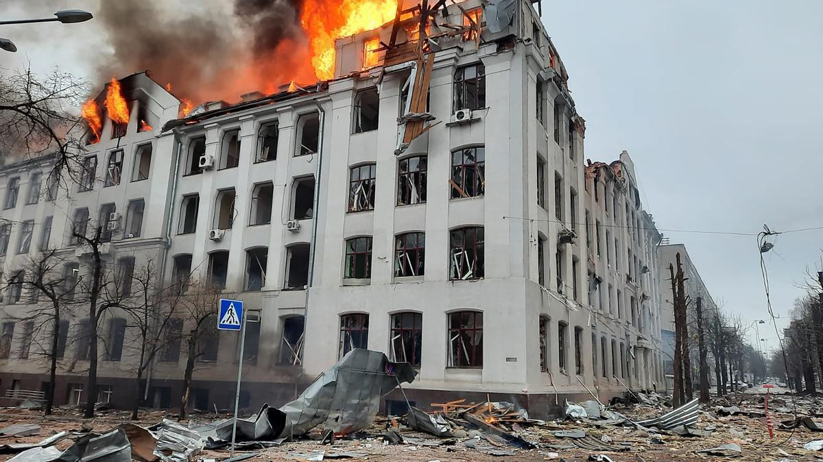 Un edificio en llamas en Járkov