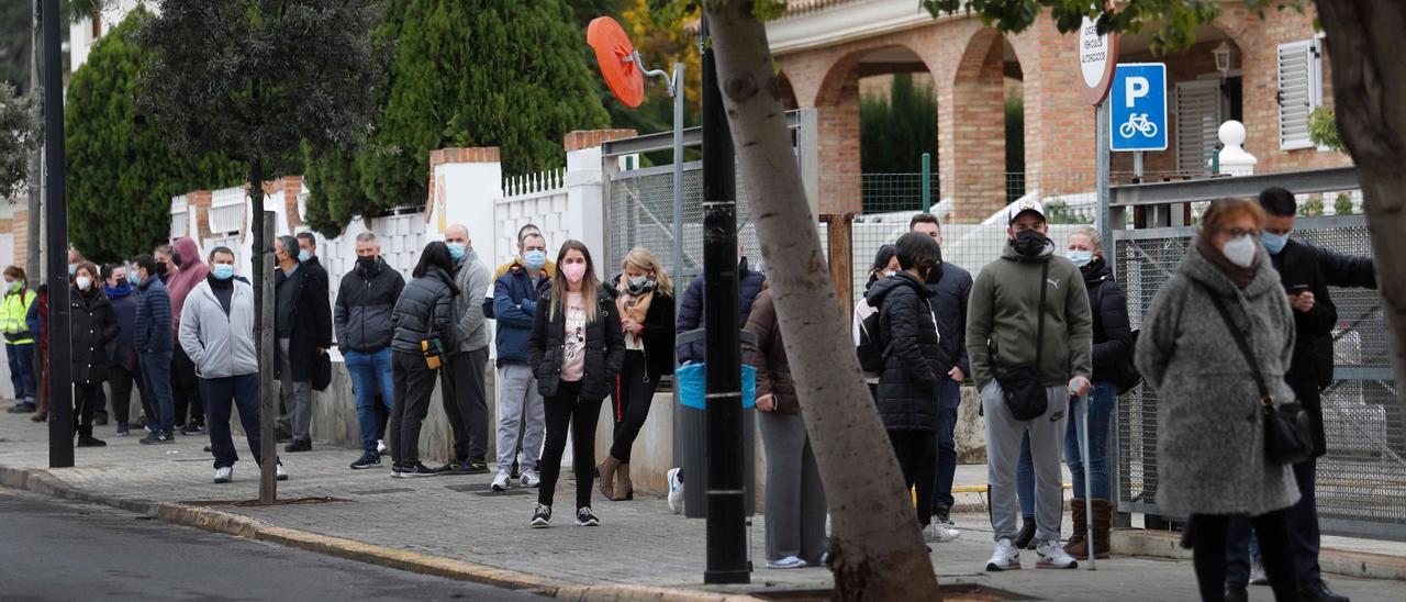 Colas en Torrent para recibir la tercera dosis.