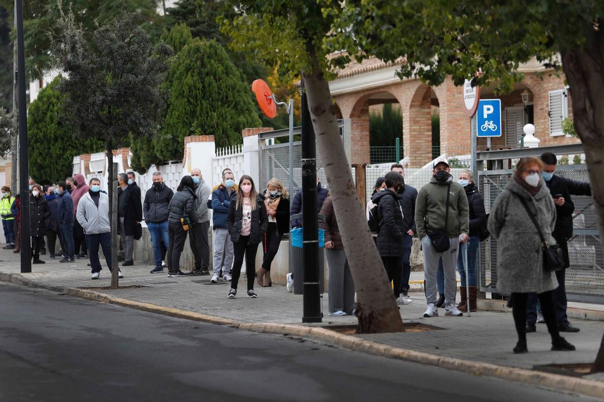 Colas en Torrent para recibir la tercera dosis este lunes