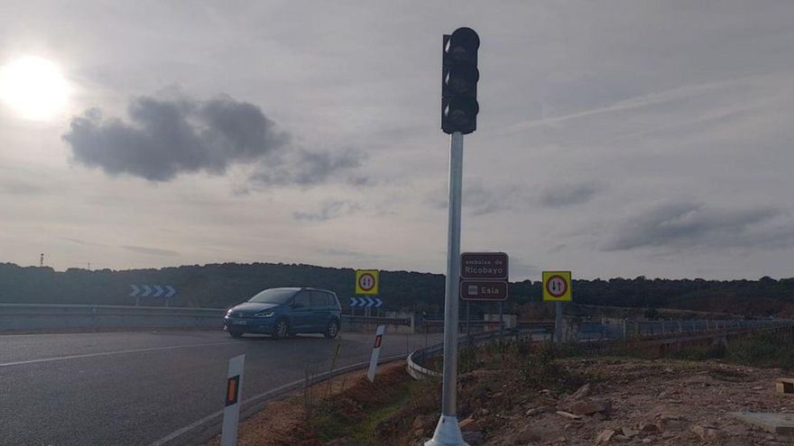 Un semáforo regulará el tráfico en el puente de la Estrella en la N-631