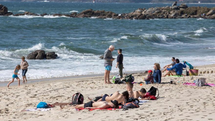 Gente en la playa de Samil, hoy. // Cristina Graña