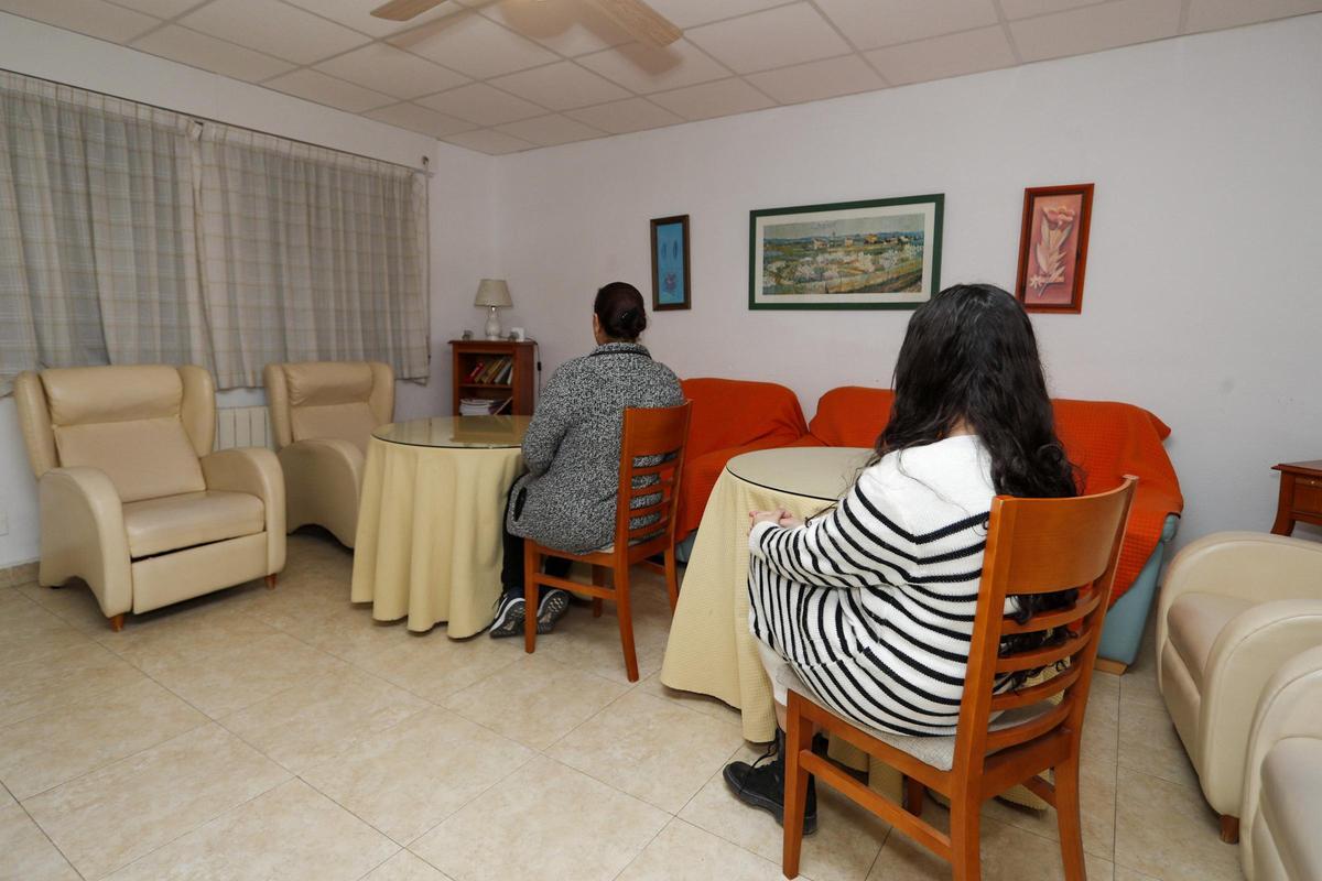 Dos mujeres, en una de las estancias de la casa que Beto tiene en el municipio de Murcia.