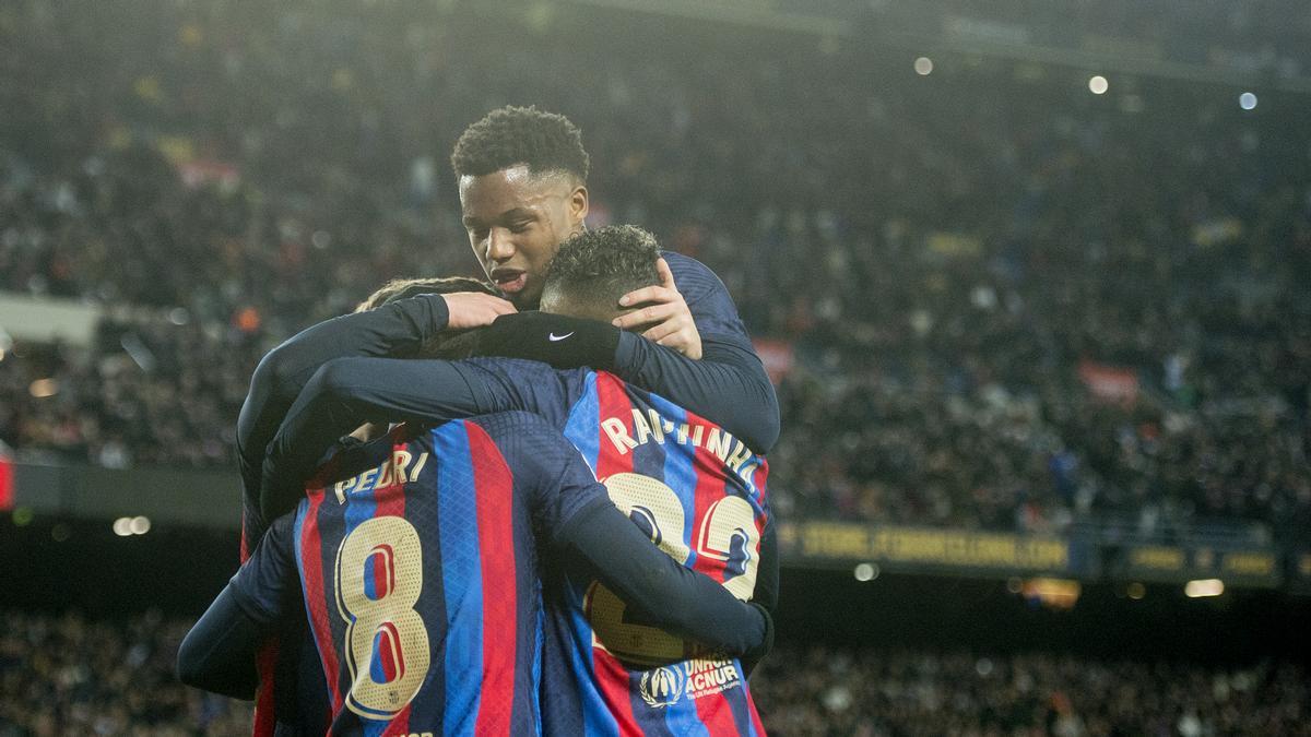 Felicitaciones a Pedri tras anotar el único gol del partido