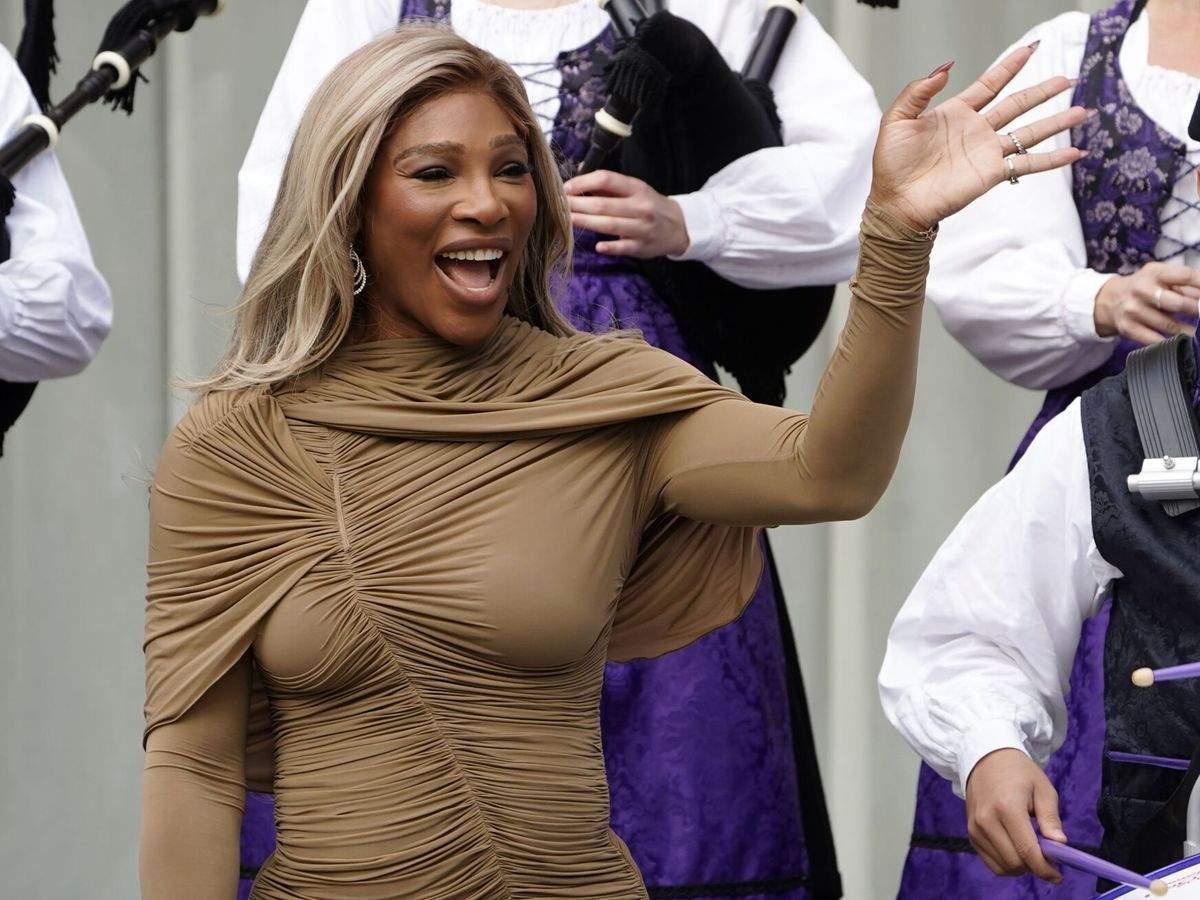 Serena Williams saluda durante la gala de entrega del premio Princesa de Asturias.