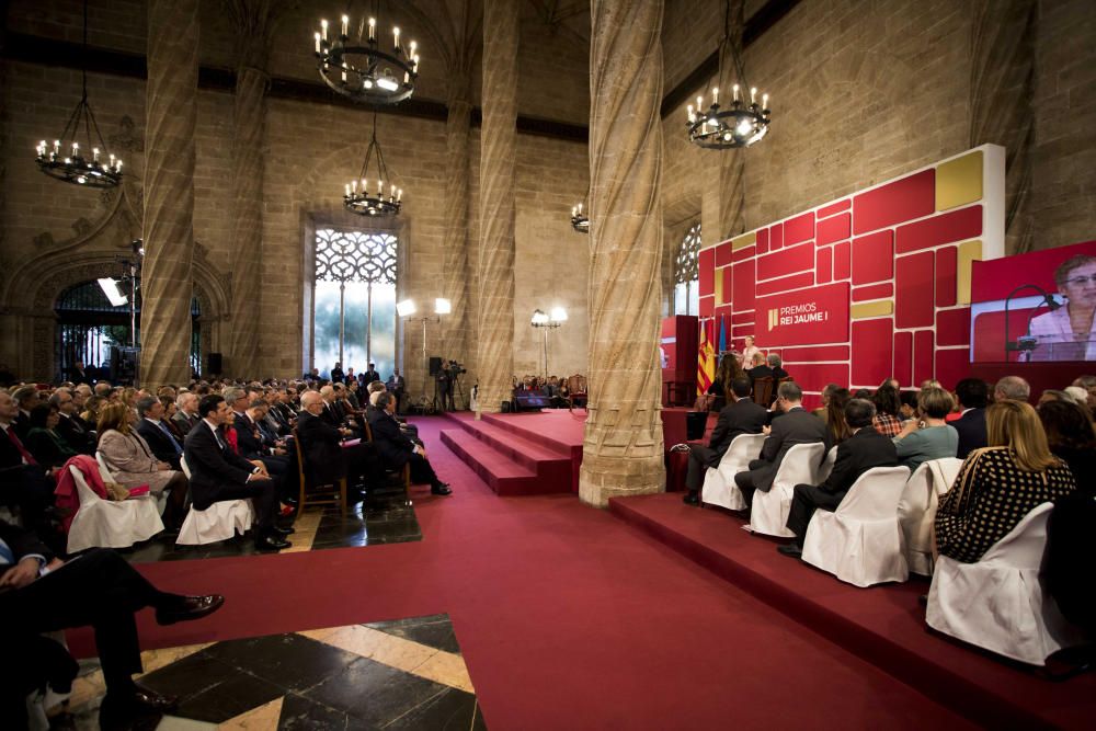 Instante de la ceremonia de entrega de los Premios Jaume I en la Lonja de València.