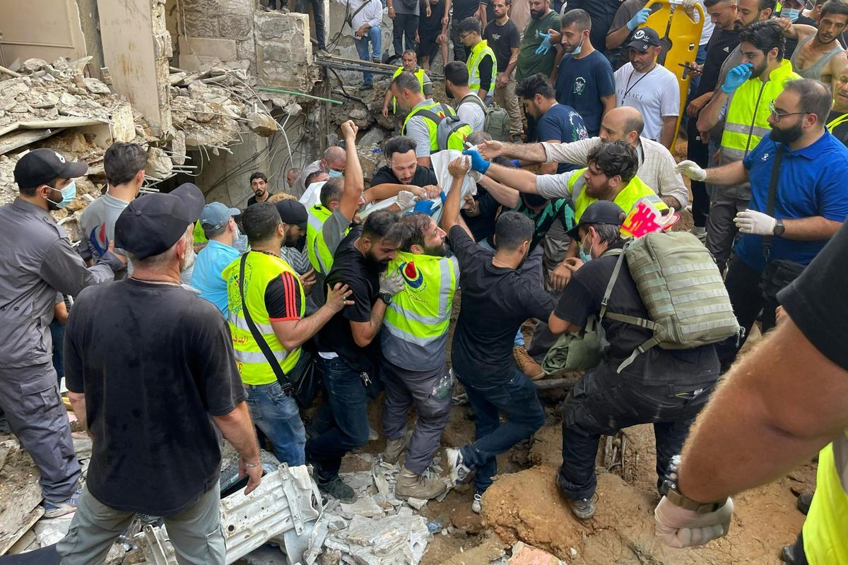Servicios de emergencias trasladan un cuerpo tras el ataque israelí en un barrio de Beirut