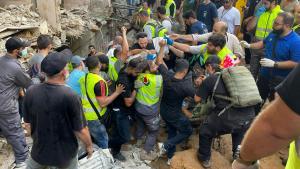 Servicios de emergencias trasladan un cuerpo tras el ataque israelí en un barrio de Beirut