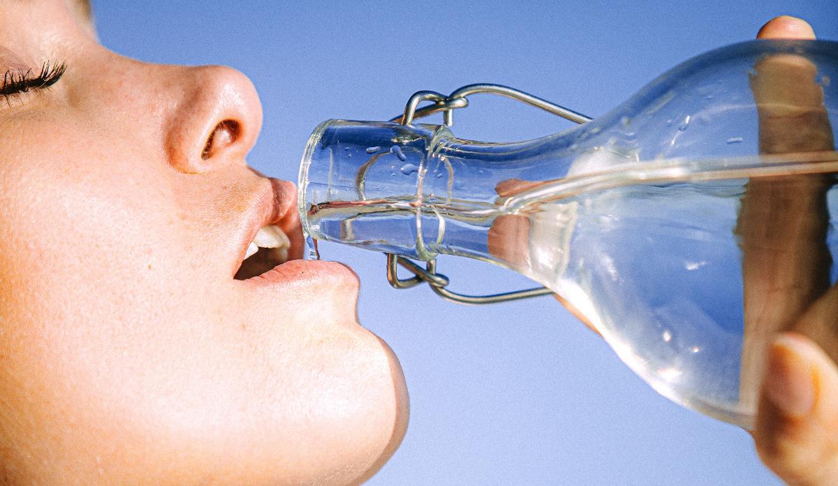 Esta es la mejor forma de limpiar las botellas de agua de cristal