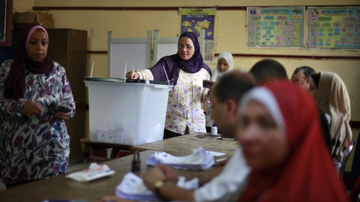 Electoras egipcias votan en El Cairo, este domingo.