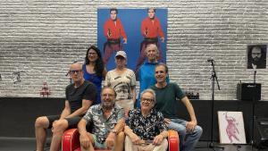 El director Àlex Rigola y la directora del Grec, Leticia Martín, con parte del elenco de Factory en la Heartbreak Hotel de Barcelona, este lunes.