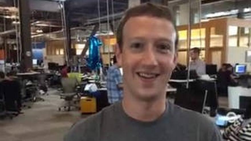 Zuckerberg muestra las oficinas de Facebook