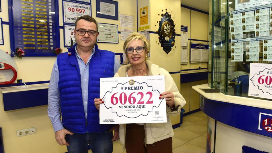Una serie del quinto premio de la Lotería de Navidad se vende en la Barca de Oro de la Plaza de Pontevedra
