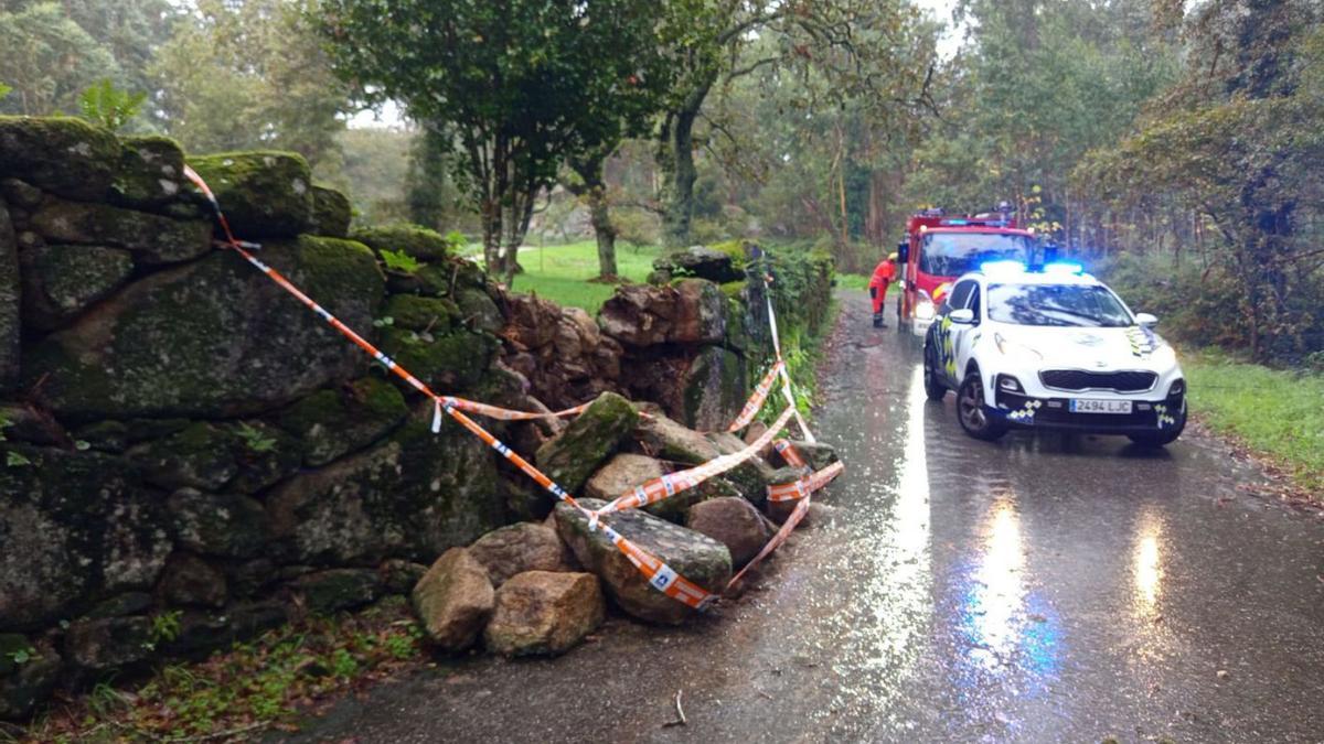 Parte del muro del atrio de San Amaro cayó sobre el vial colindante.
