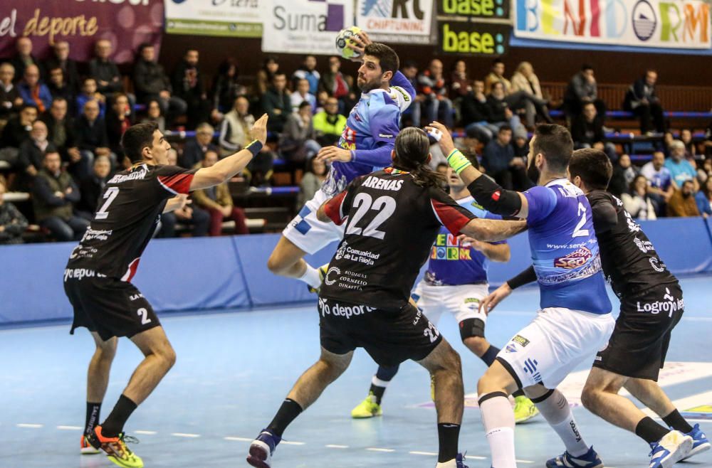 El Balonmano Benidorm da un salto hacia la permanencia ante el Logroño