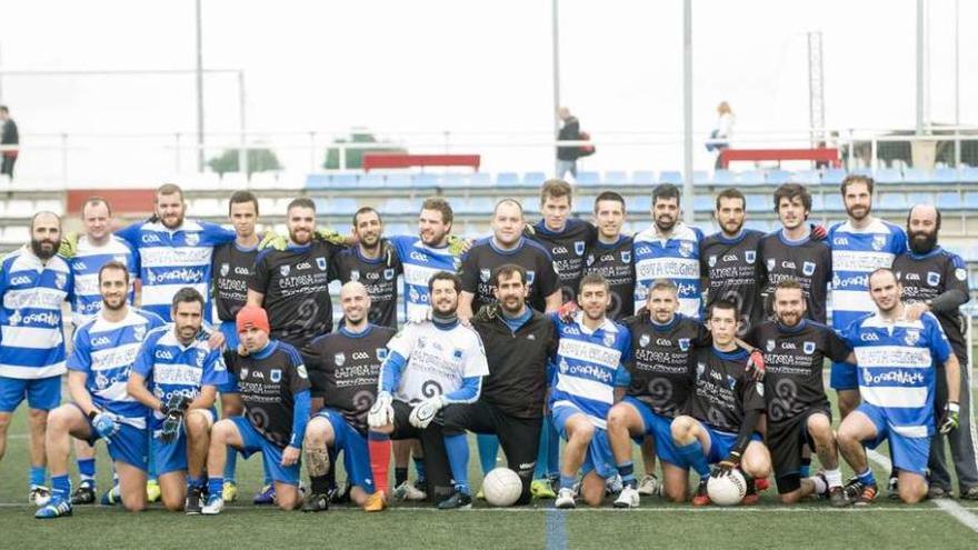 Os xogadores do Fillos de Breogán posan para a foto de equipo antes dun partido.