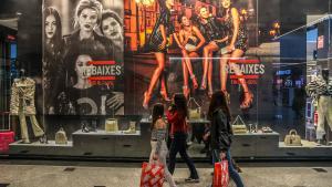 Un grupo de chicas pasea por el centro comercial Diagonal Mar, en Barcelona, a principios de este año