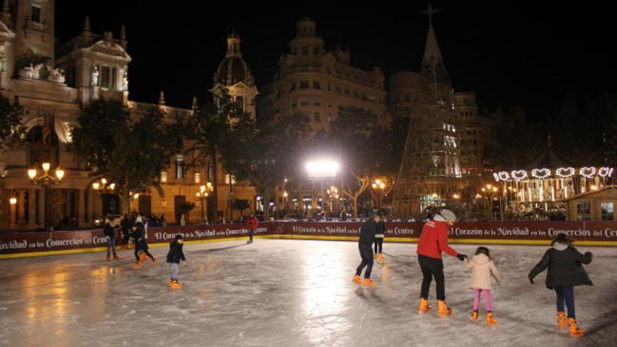 La pista de hielo y el carrusel de la plaza del Ayuntamiento encienden la Navidad
