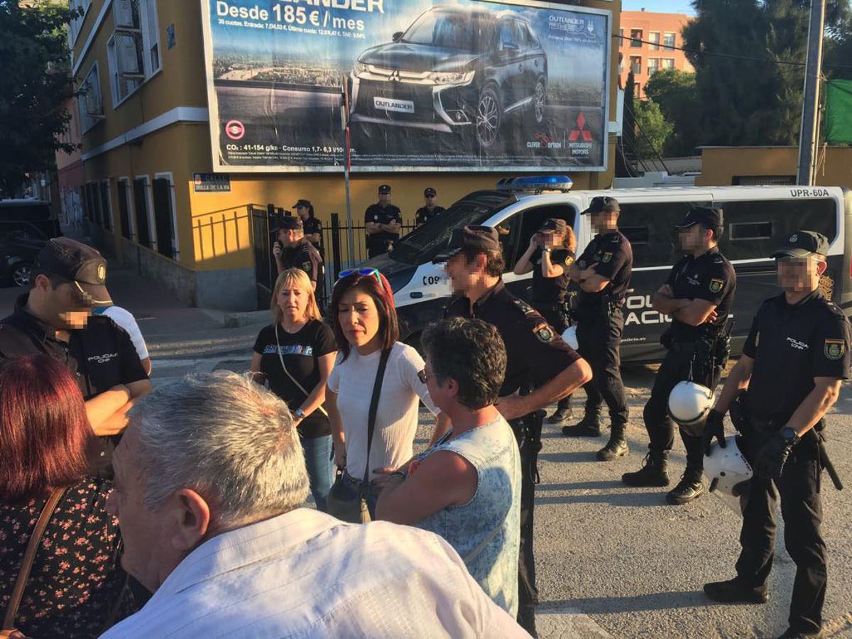 Decenas de vecinos se reúnen en las vías ante las obras del 'muro'