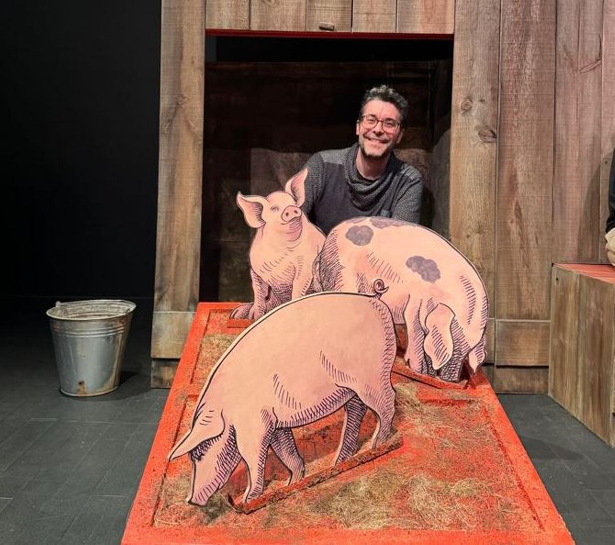 David Pintó, amb l’escenografia de l’obra de teatre «El lladre de llibretes», a la Sala Versus Glòries