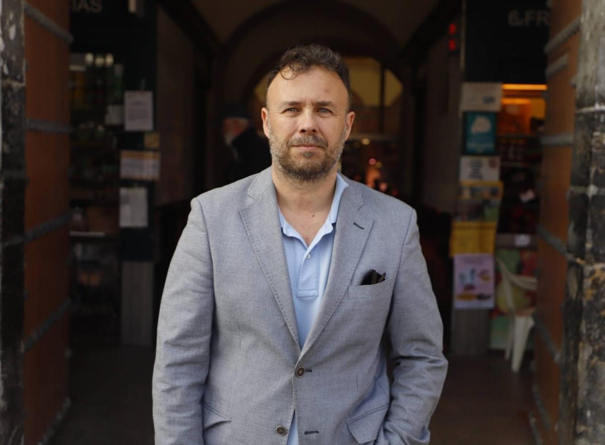 Juan Serrano, presidente de la Federación de Peñas Cordobesas, en la puerta del mercado Sánchez Peña. | VÍCTOR CASTRO