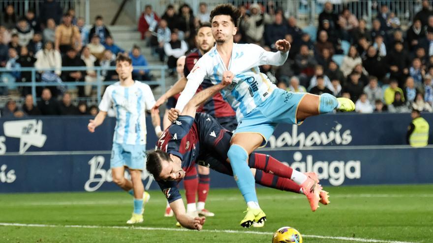 El agarrón sobre Kevin que el VAR ignoró para señalar penalti