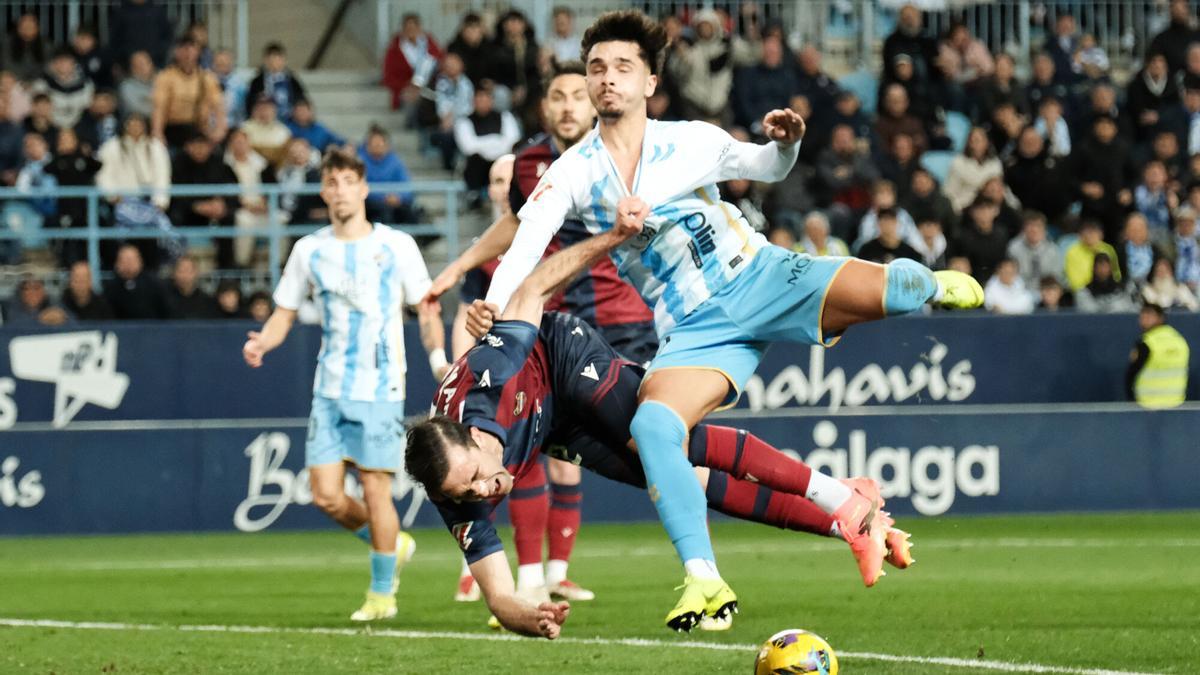 Kevin fue visiblemente agarrado por Manu Sánchez.