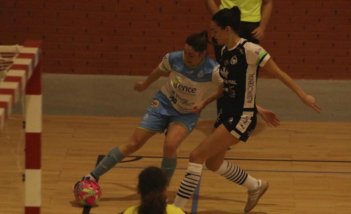 María Cepeda trata de robar el cuero a una jugadora rival. | ALBA PRIETO