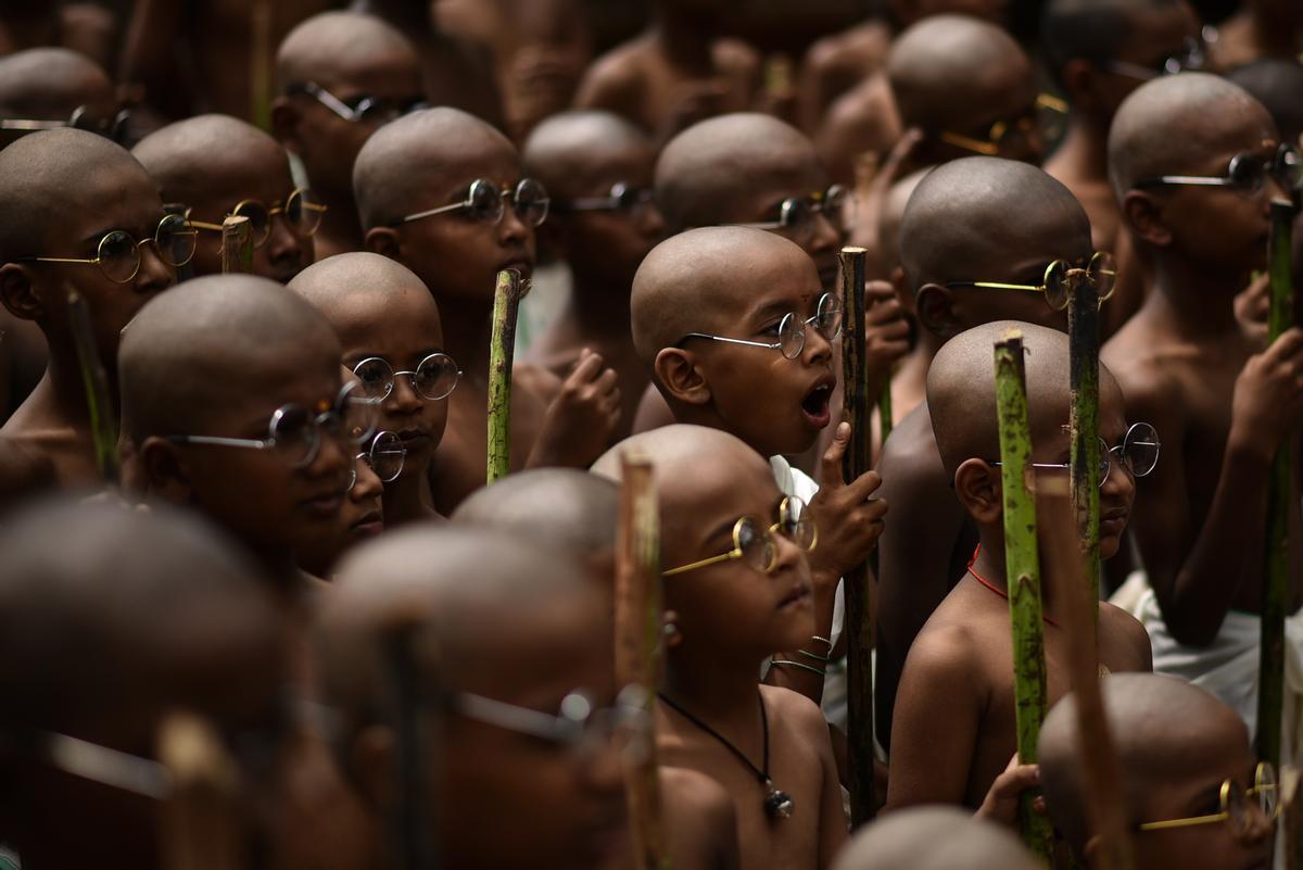 Niños se disfrazan de Mahatma Gandhi con motivo del 153 aniversario del nacimiento de Mohandas Karamchand Gandhi, considerado el Padre de la Nación en India, en el Museo Egmore, en Chennai, India