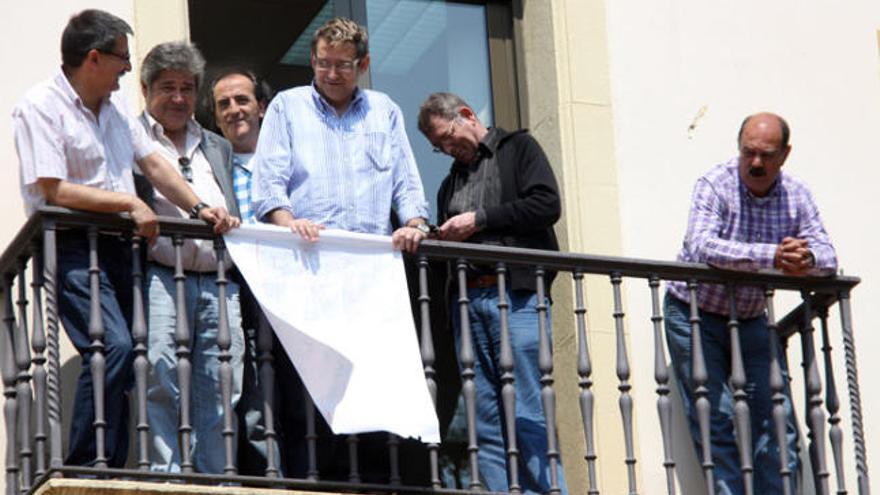 Els delegats sindicals tancats a la seu del Departament, amb el gironí Francesc Saló (Ustec·STEs) a la dreta.