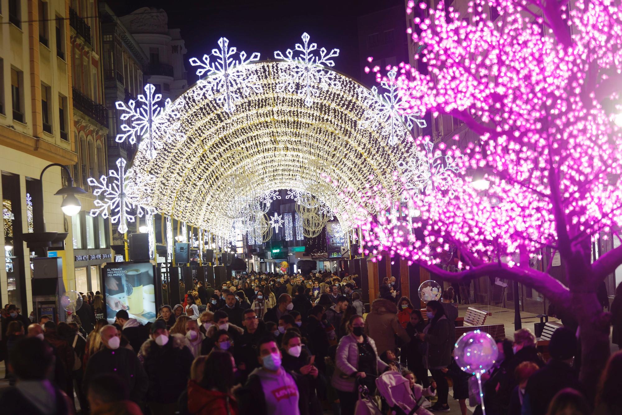 El espíritu navideño desborda de luz y de gente las calles de Oviedo