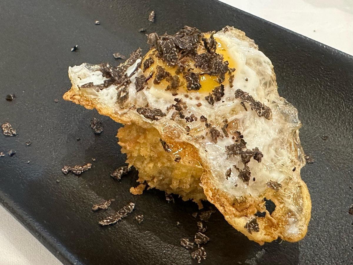 Croqueta de remolones con huevo de codorniz y trufa