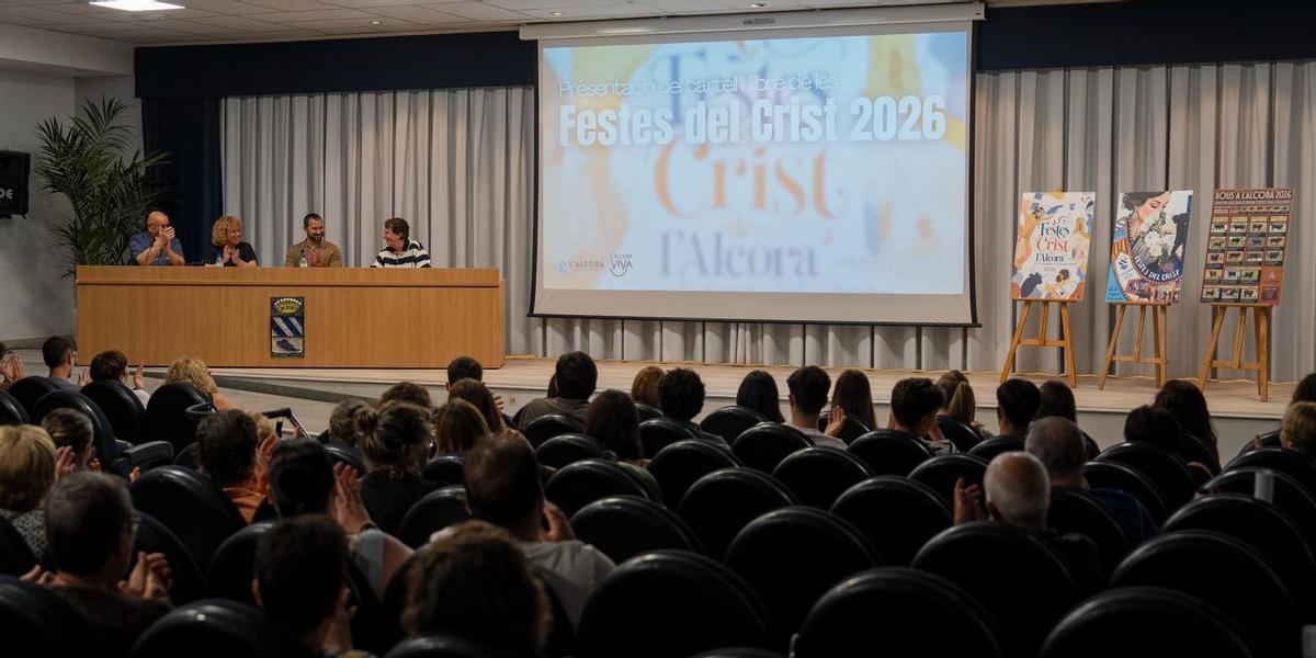 El alcalde de l'Alcora, Samuel Falomir, presidió ayer la presentación del libro de las Fiestas del Cristo de este 2026.