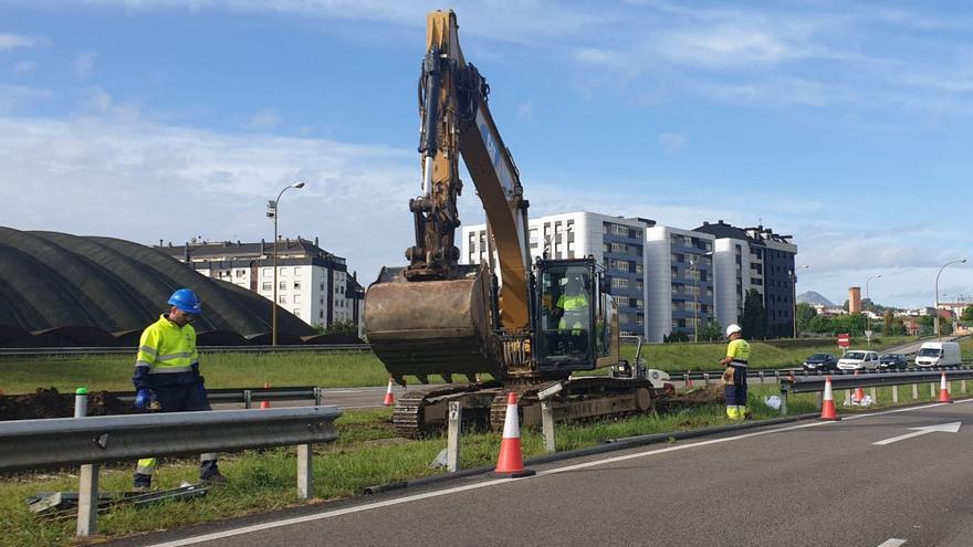 Operarios de la empresa Construcciones y Vías, S. A. comenzando junto al Palacio de los Deportes las obras del nuevo parque lineal y el tobogán peatonal que conectará ambos lados del barrio de Guillén Lafuerza. | L. B.