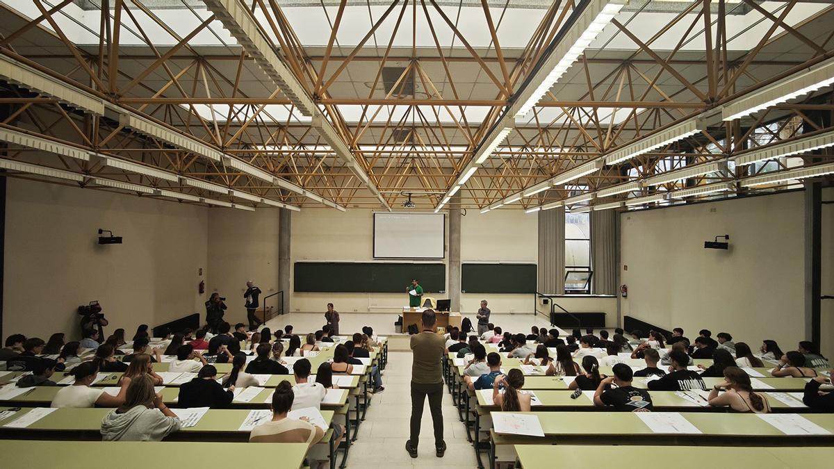 Alumnos y profesores de una Universidad española durante un examen.