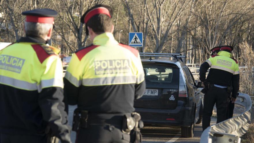 Mossos d&#039;Esquadra a l&#039;entrada del Calvet, en una imatge d&#039;arxiu