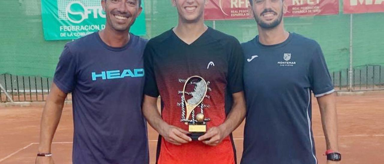 Rodenas, al centro, con el trofeo de ganador del Orysol.