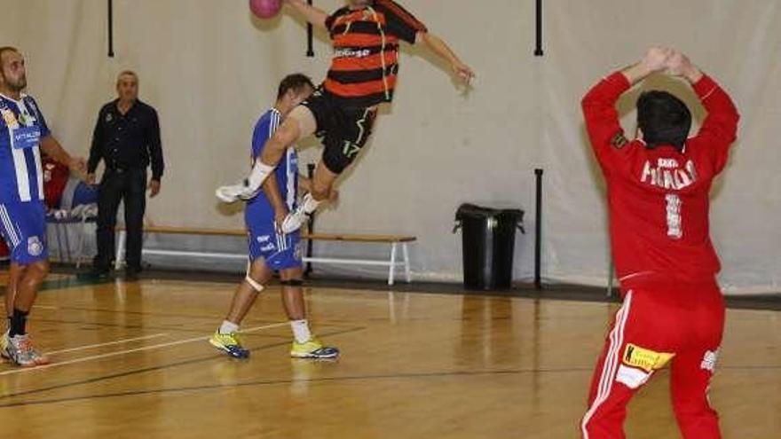 Martín Losón arma el brazo en un partido anterior. // Bernabé/Gutier