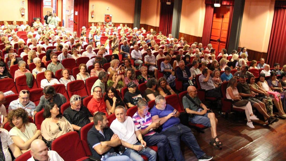 Público en el teatro de El Entrego.