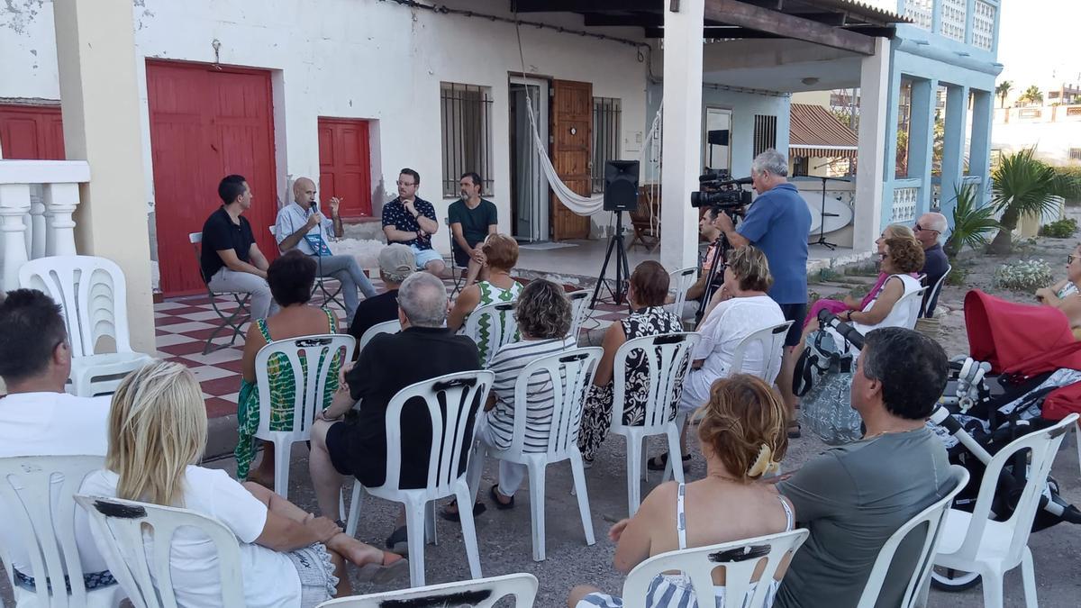 Carles Rodrigo presentó ayer en la playa de Nules su última publicación &#039;Viure a la caseta&#039;