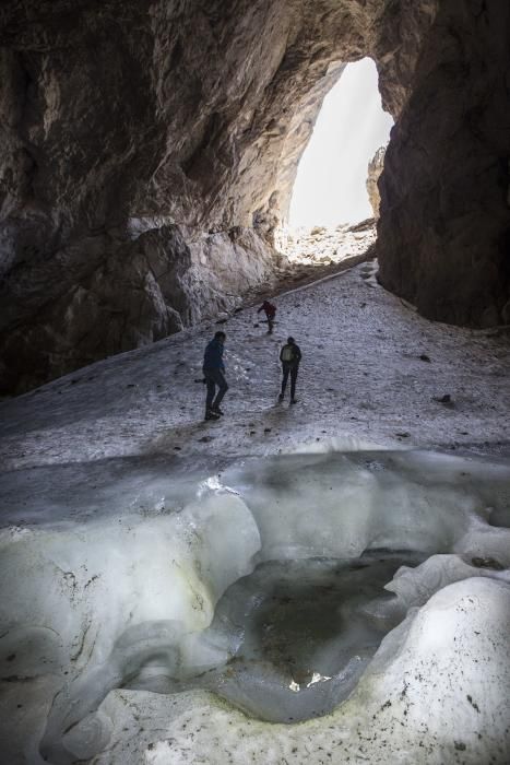 Cueva de hielo en Peñacastil